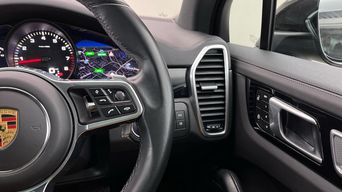 Porsche Cayenne Image 14