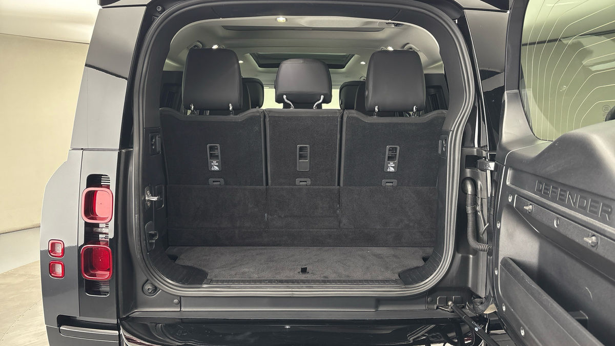 Land Rover Defender 130 Urban Image 11