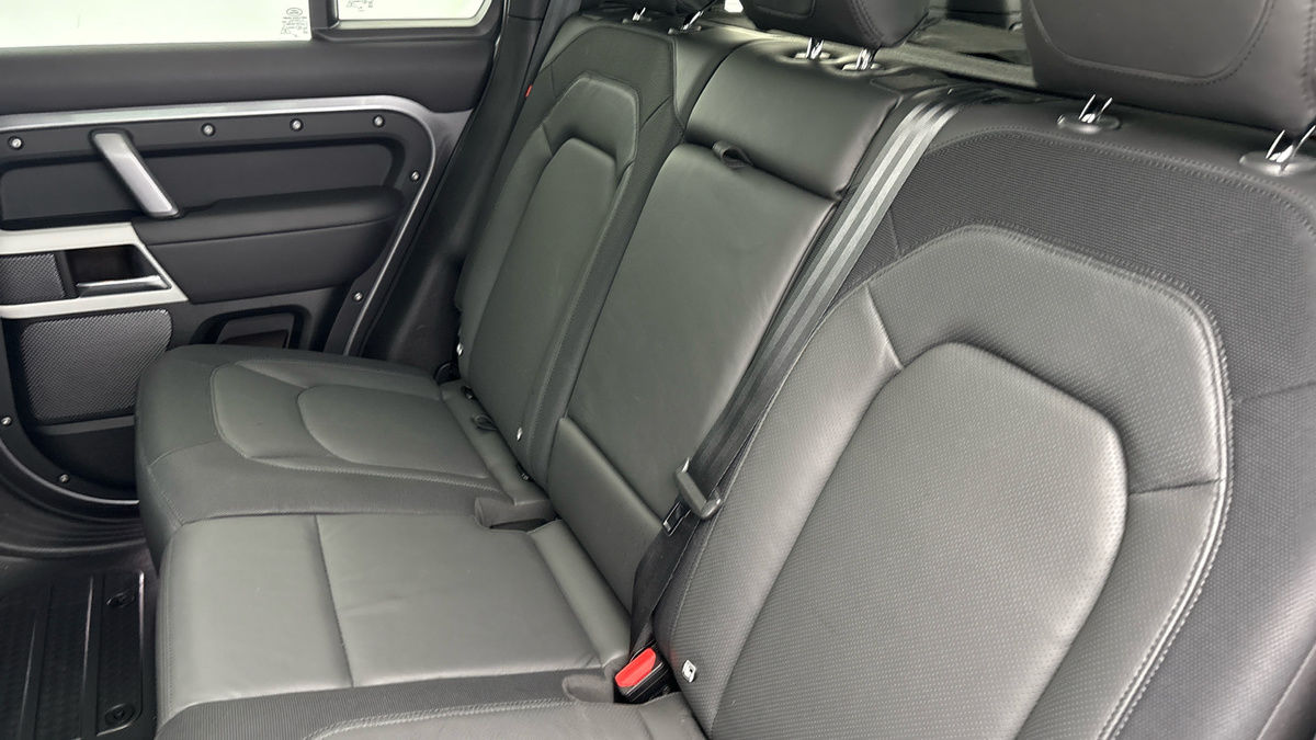 Land Rover Defender 110 Image 8