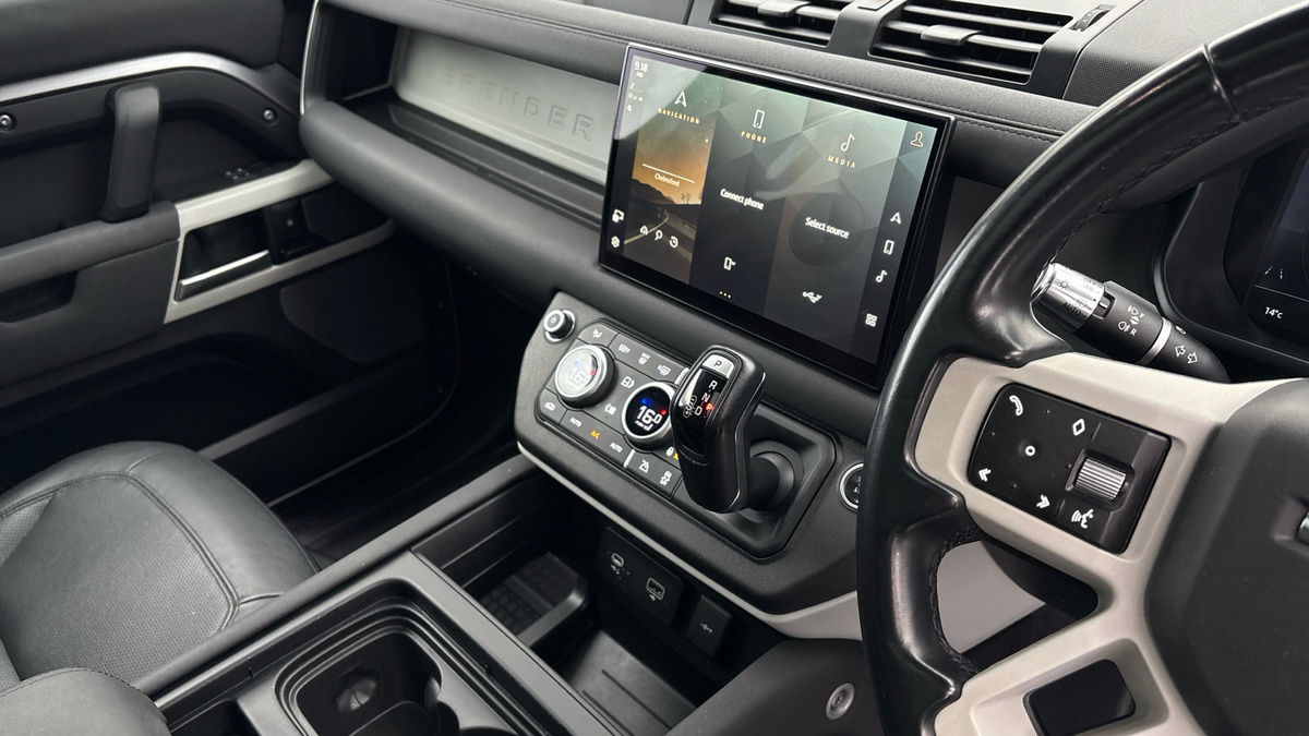 Land Rover Defender 110 Image 18