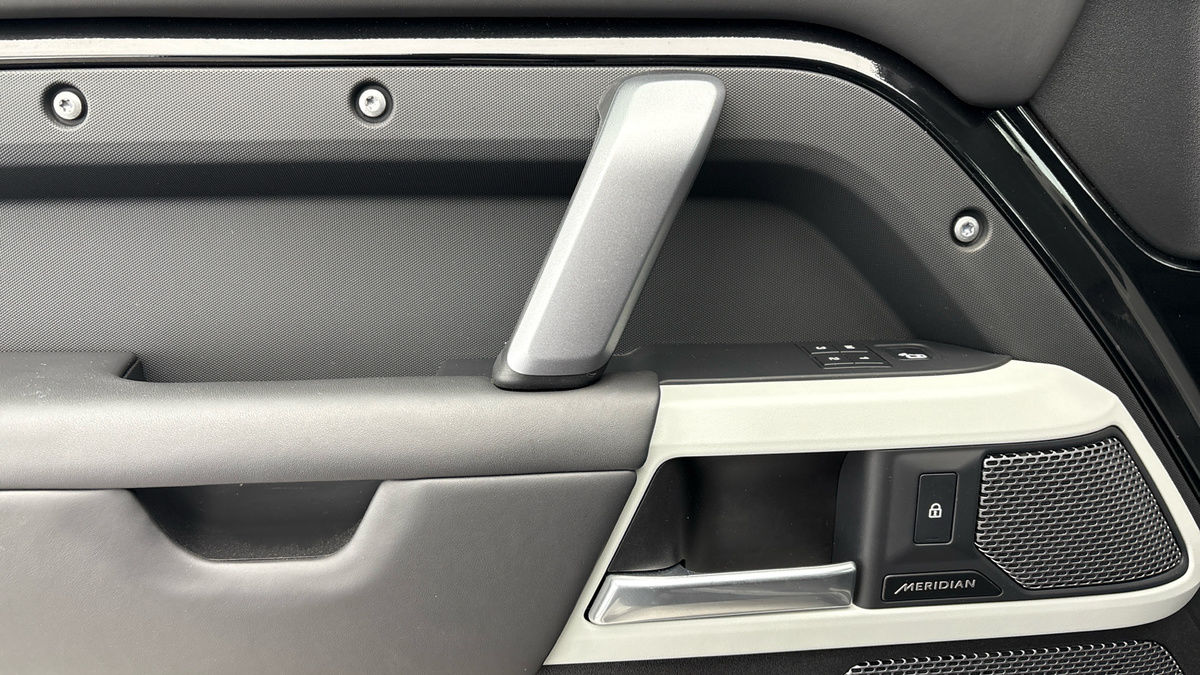 Land Rover Defender 110 Urban Image 19