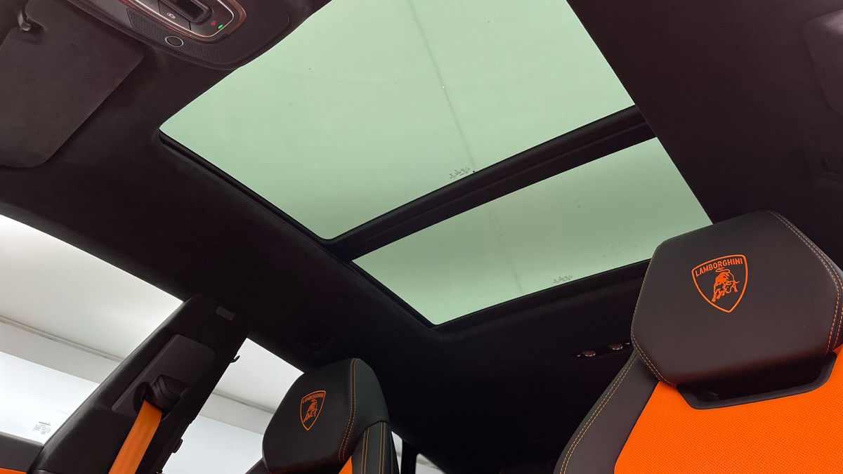Lamborghini Urus Image 6