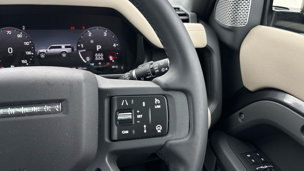 Land Rover Defender 130 Urban Image 14
