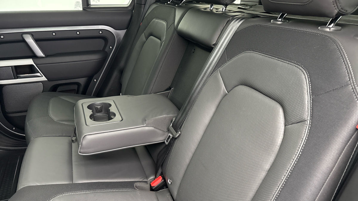 Land Rover Defender 110 Image 9
