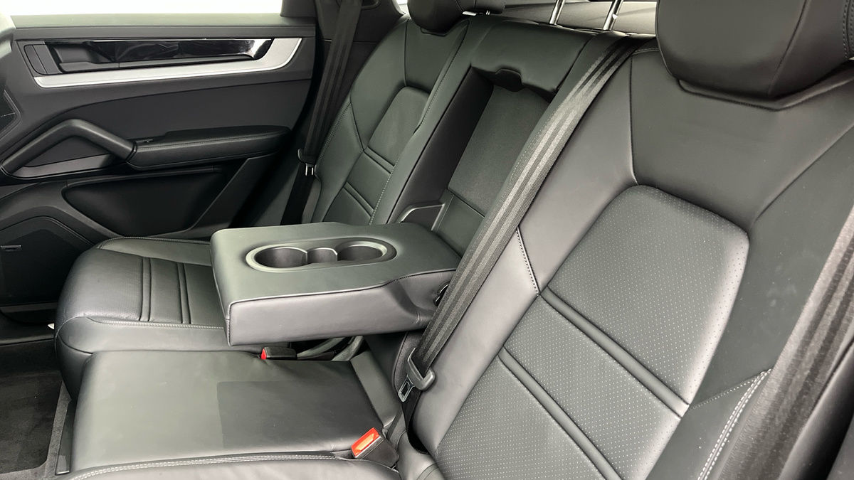 Porsche Cayenne Image 9