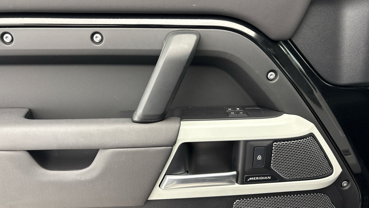 Land Rover Defender 110 Urban Image 19