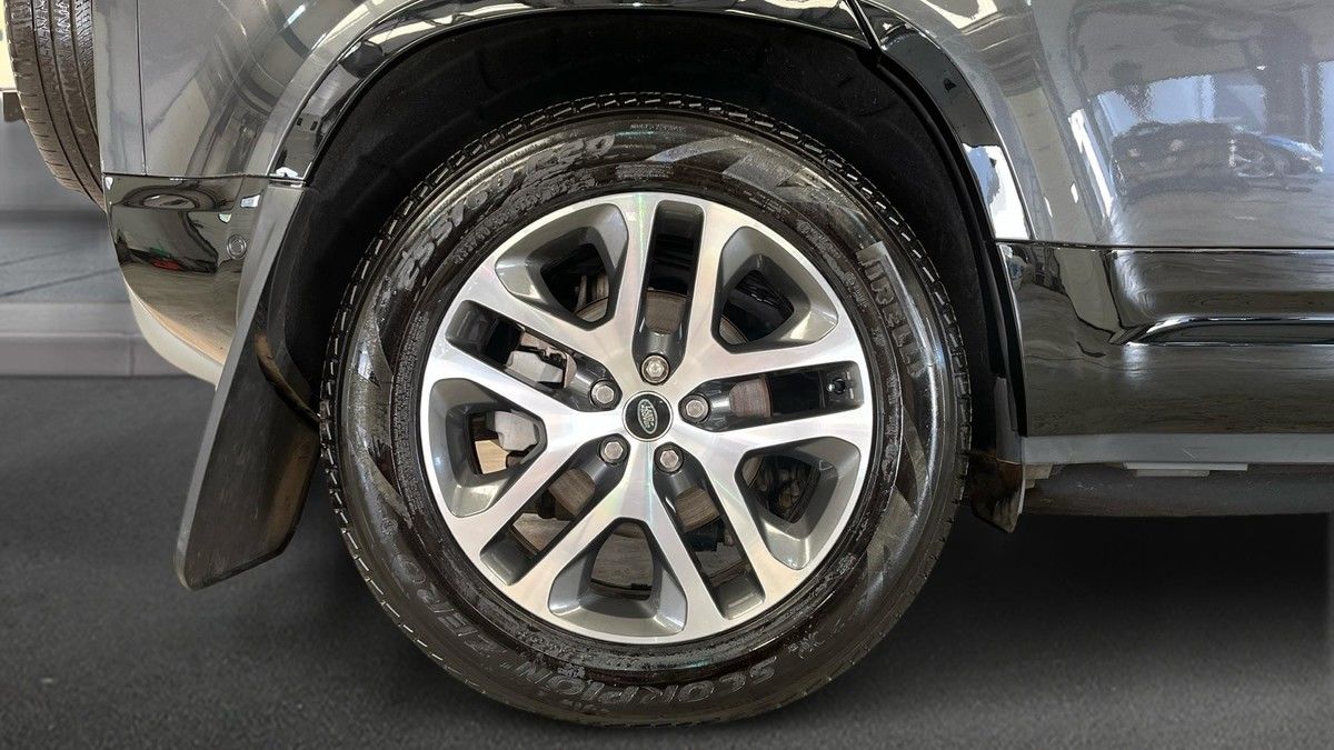 Land Rover Defender 110 Image 10
