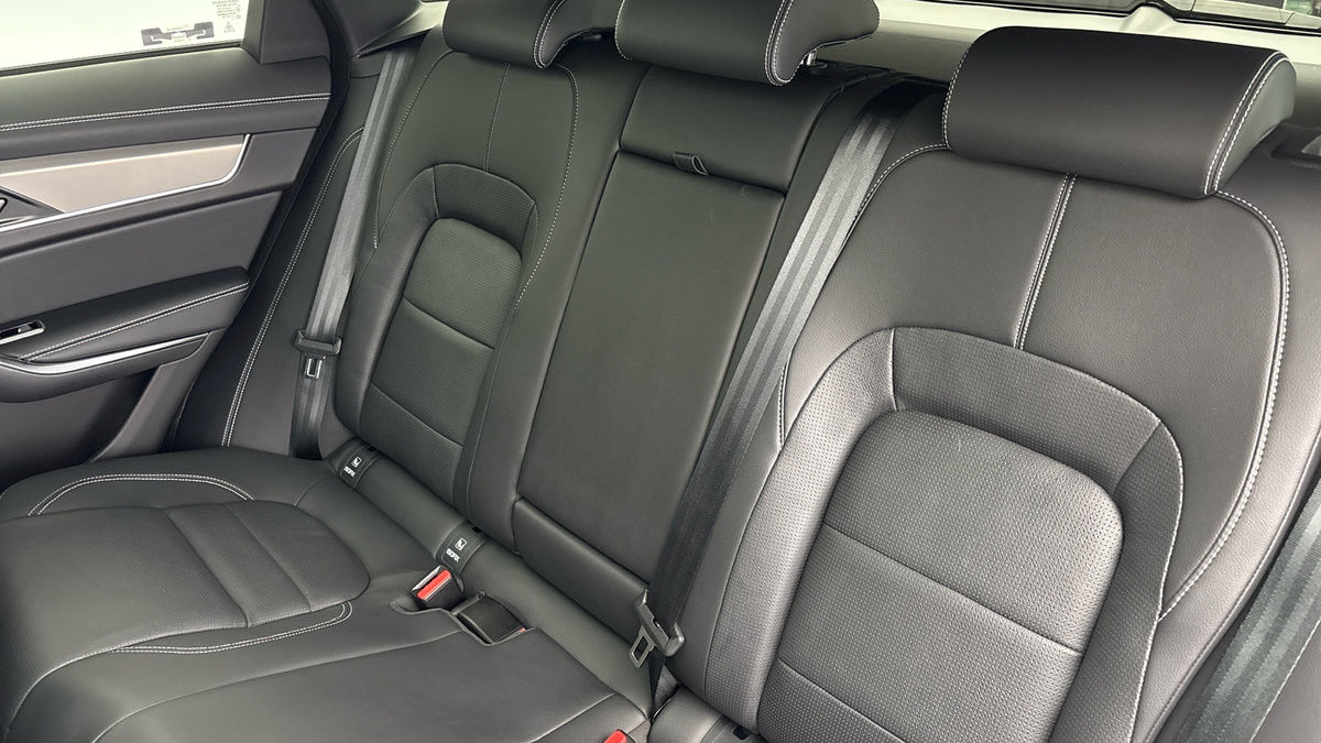 Jaguar F-PACE Image 8