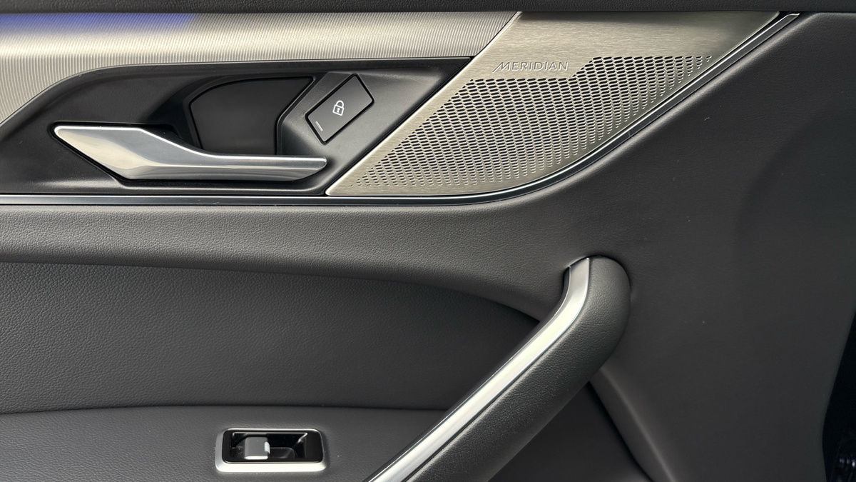 Jaguar F-PACE Image 19