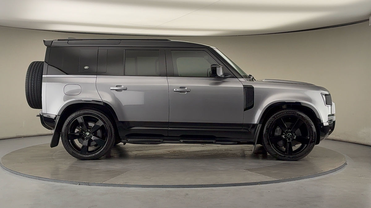 Land Rover Defender 110 Image 16