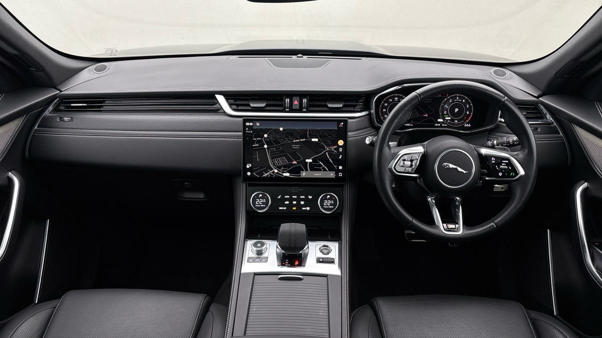Jaguar F-PACE Image 12