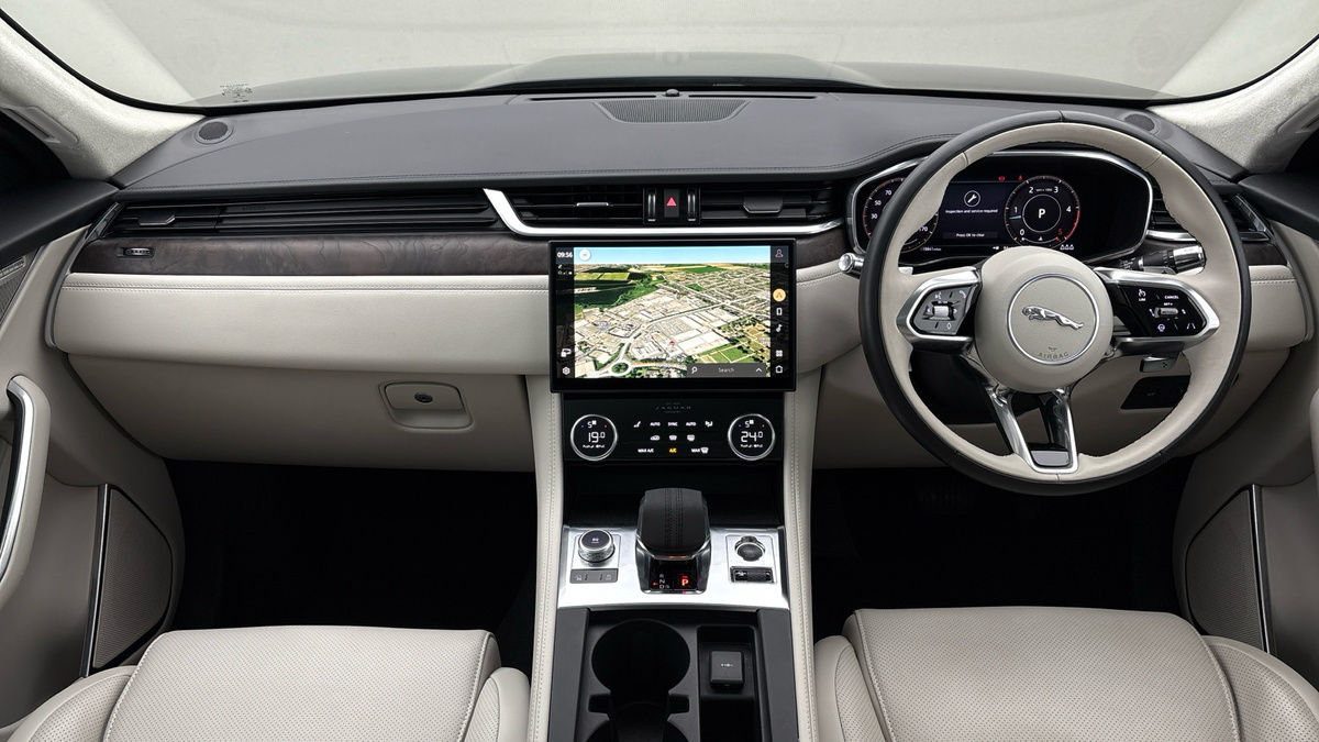 Jaguar F-PACE Image 12