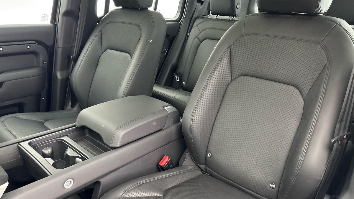 Land Rover Defender 110 Image 7