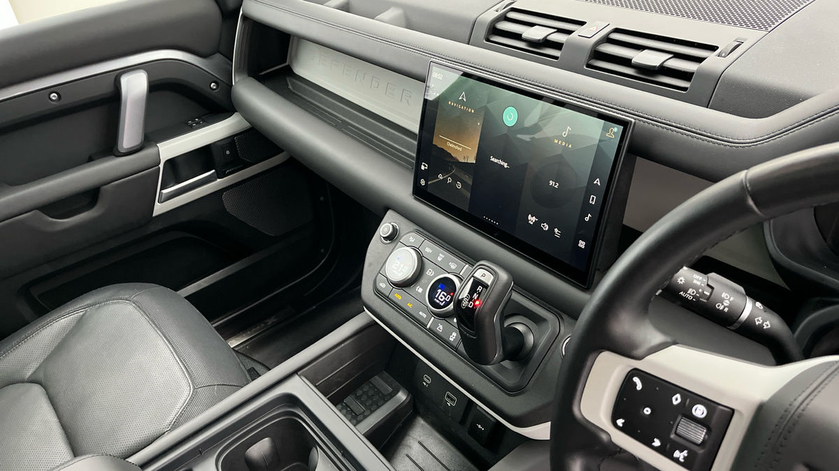 Land Rover Defender 110 Image 18