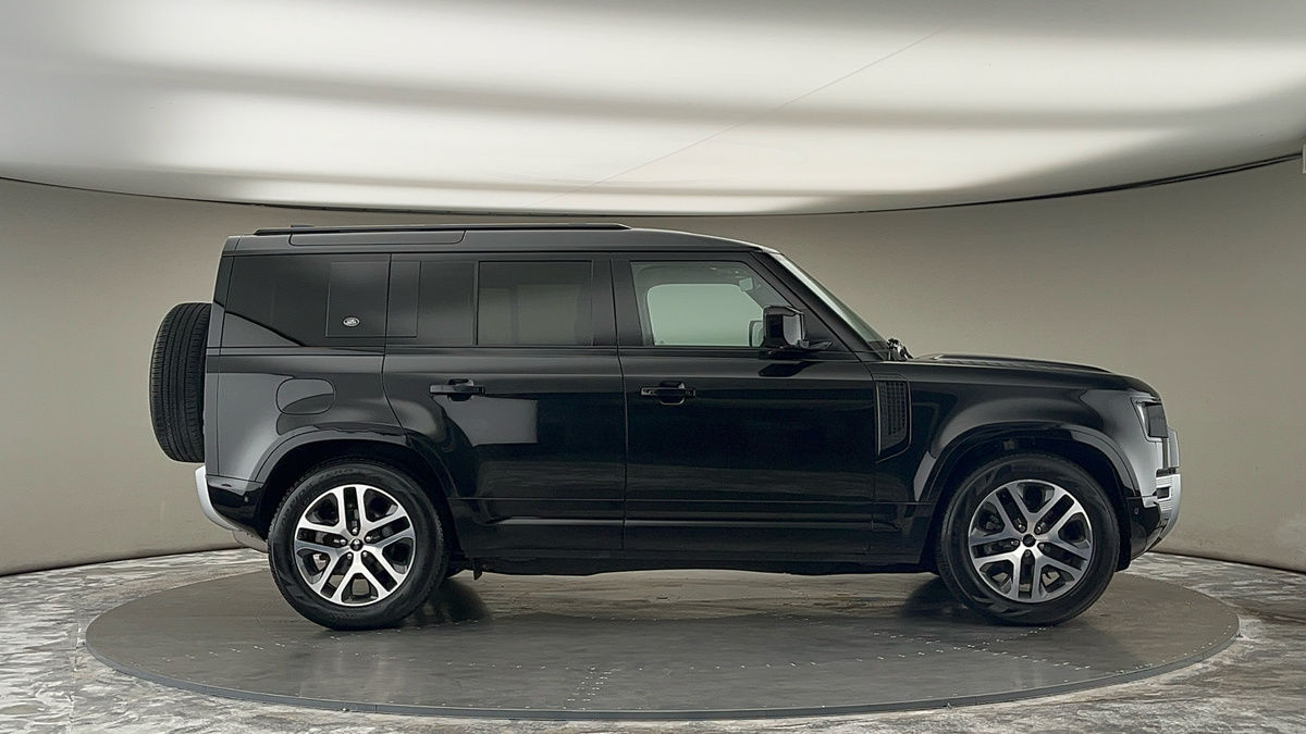 Land Rover Defender 110 Image 16