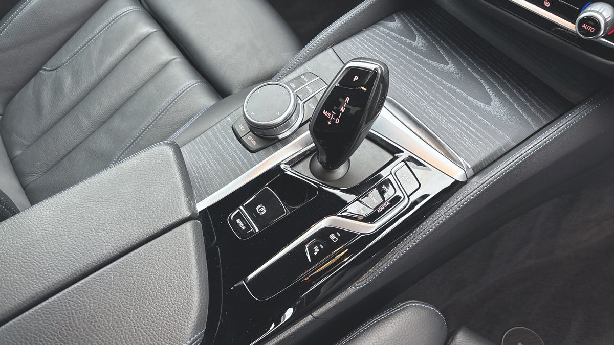 BMW 5 Series Image 6