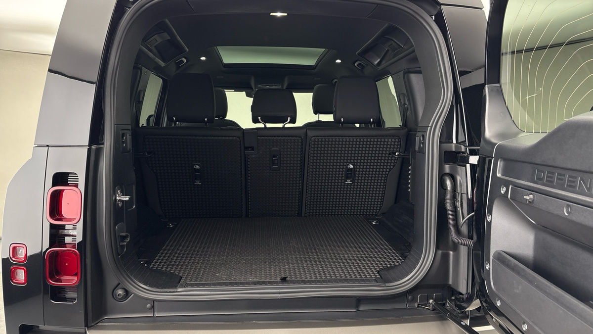 Land Rover Defender 110 Image 11