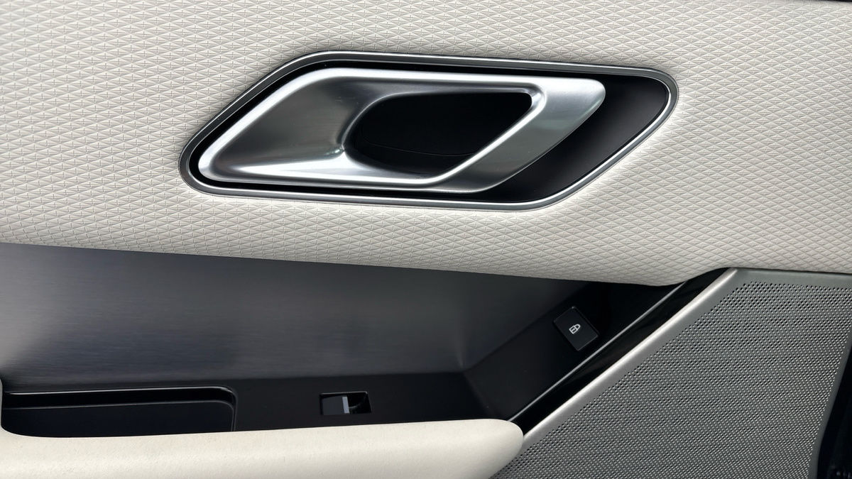 Land Rover Range Rover Velar Image 19