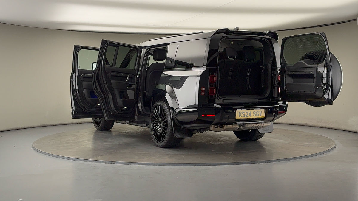 Land Rover Defender 130 Urban Image 23