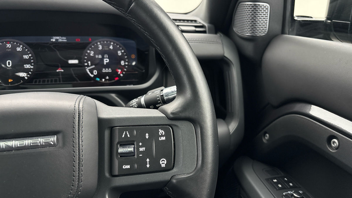 Land Rover Defender 110 Image 14