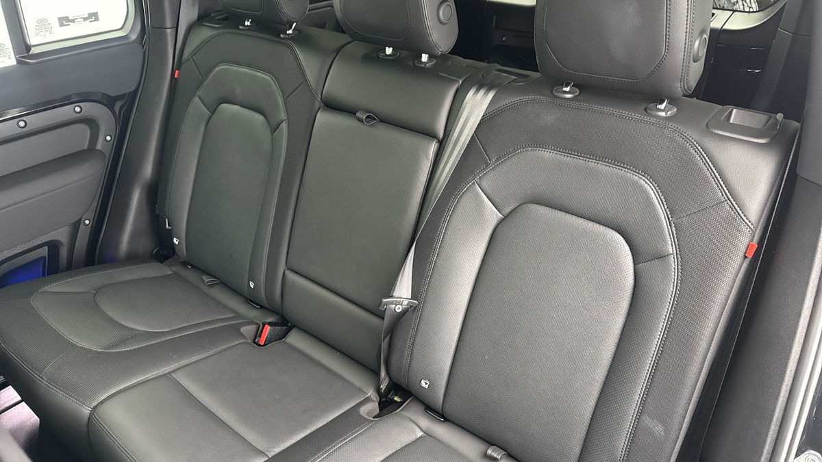 Land Rover Defender 110 Image 7