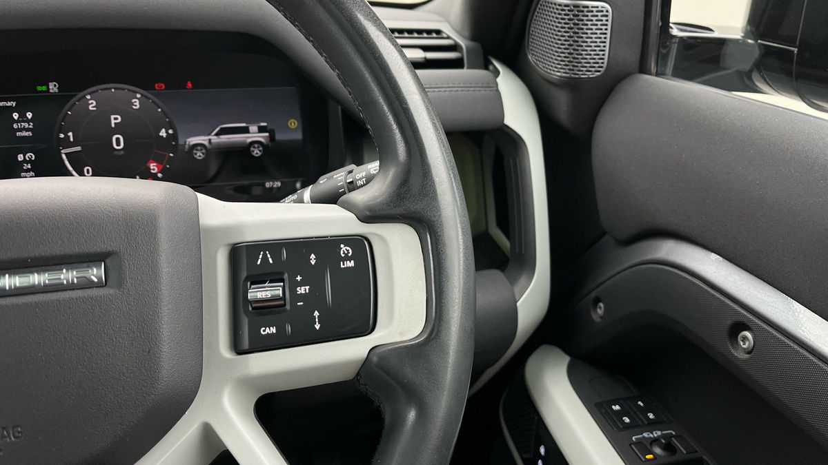 Land Rover Defender 110 Image 14