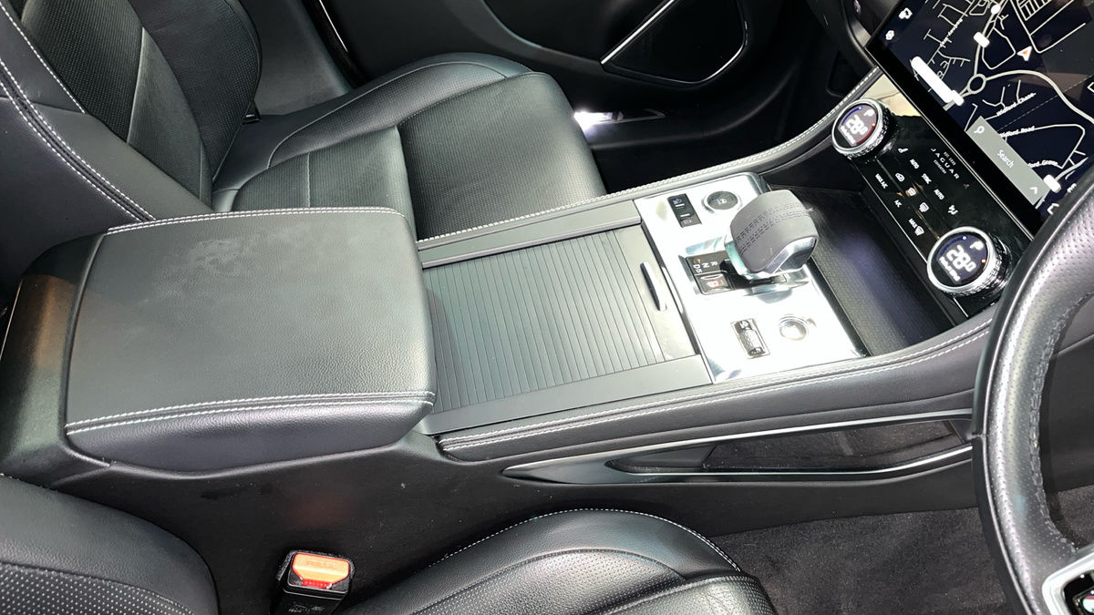 Jaguar F-PACE Image 18