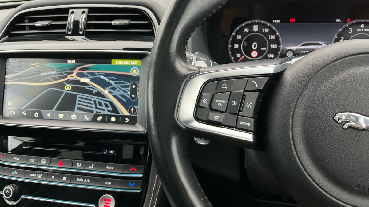 Jaguar F-PACE Image 13