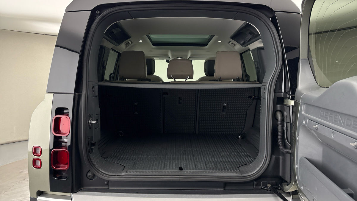 Land Rover Defender 110 Image 11