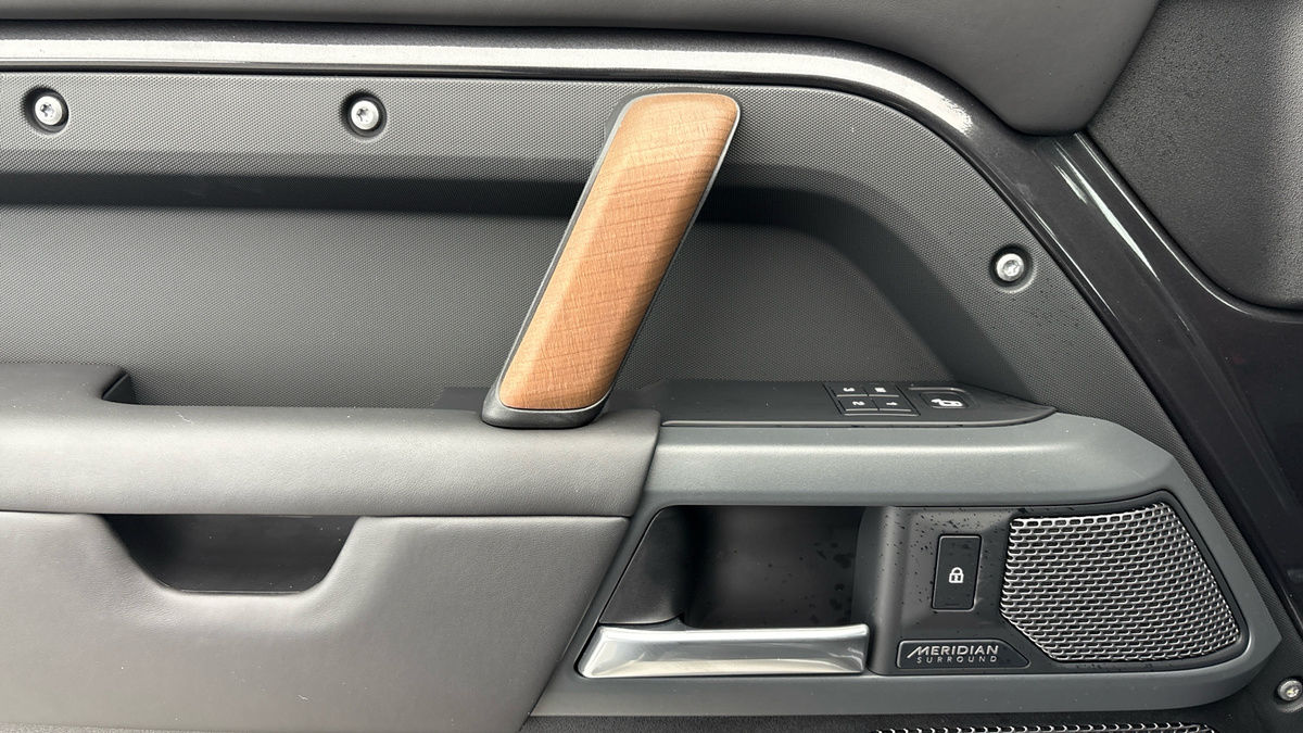Land Rover Defender 110 Image 19