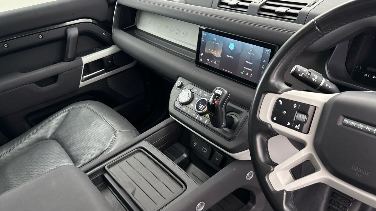 Land Rover Defender 110 Image 18