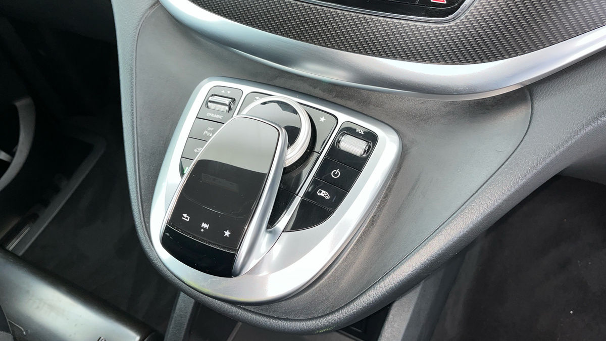 Mercedes-Benz V Class Image 25