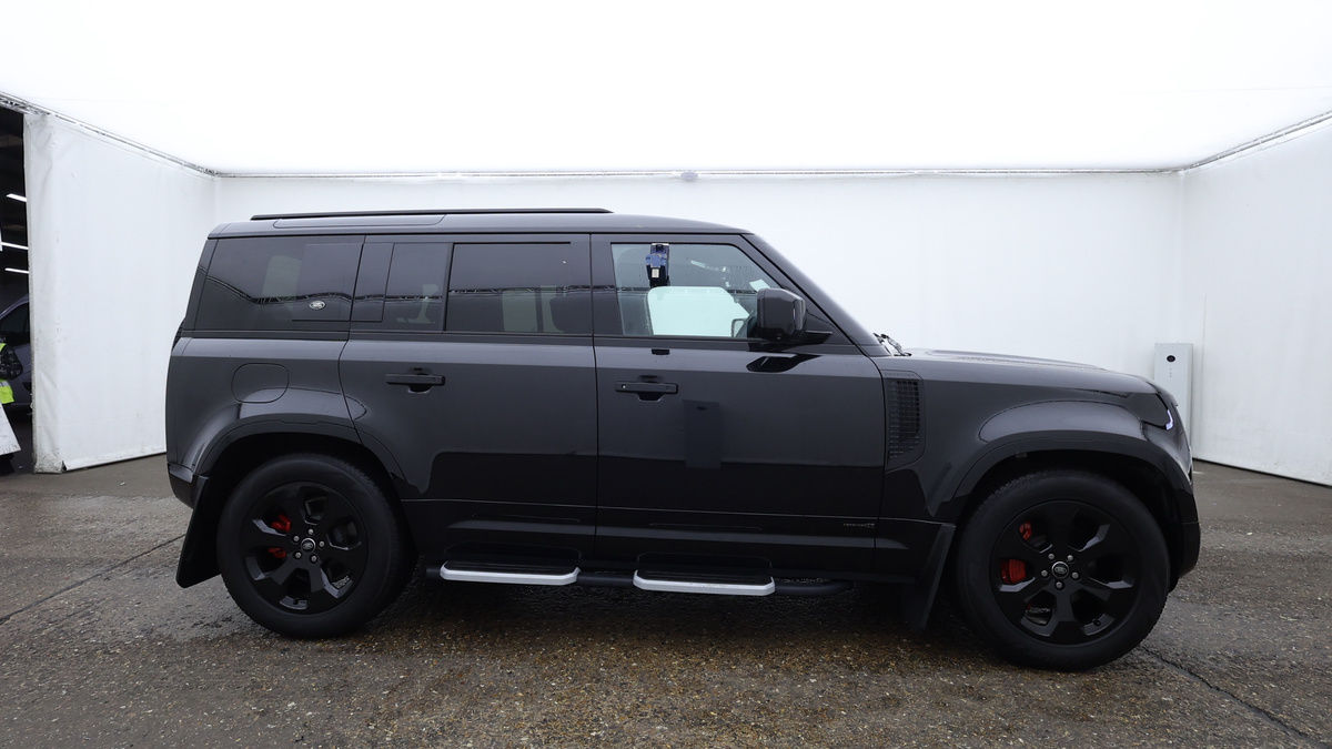 Land Rover Defender 110 Image 5