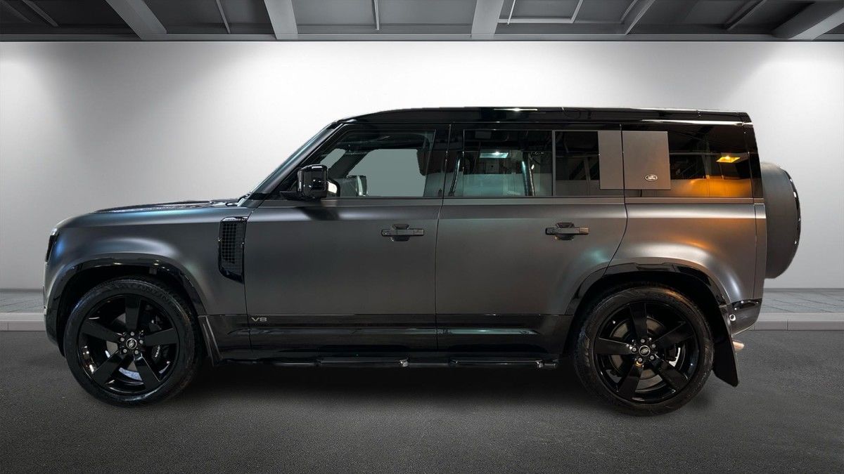 Land Rover Defender 110 Image 15