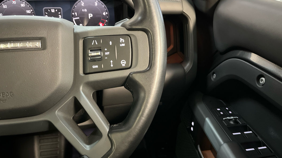 Land Rover Defender 110 Image 14