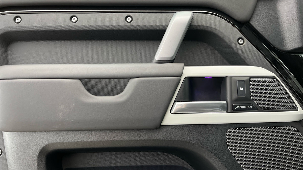 Land Rover Defender 90 Urban Image 19