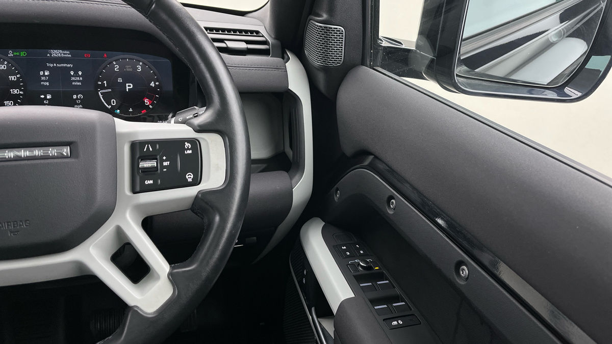 Land Rover Defender 110 Image 14