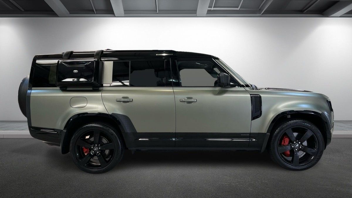 Land Rover Defender 130 Image 16
