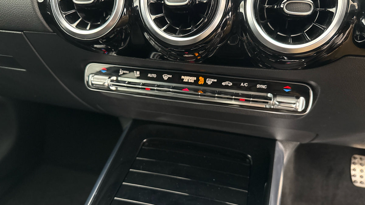 Mercedes-Benz GLA Image 23