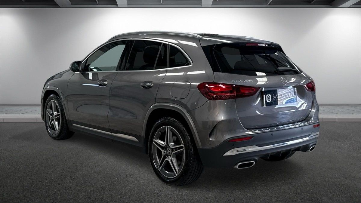 Mercedes-Benz GLA Image 2