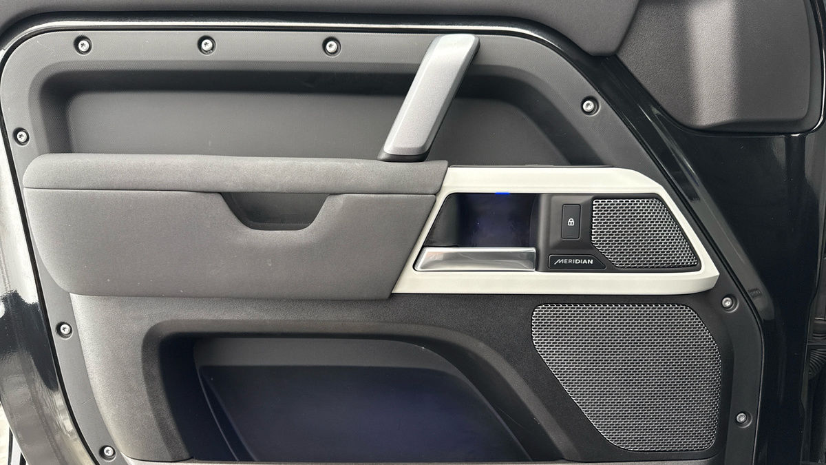 Land Rover Defender 110 Image 24