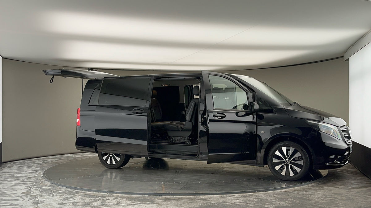 More views of Mercedes-Benz Vito
