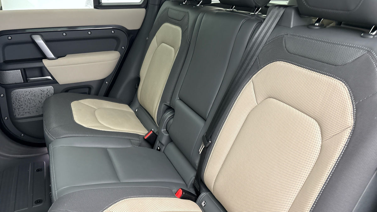Land Rover Defender 130 Urban Image 8