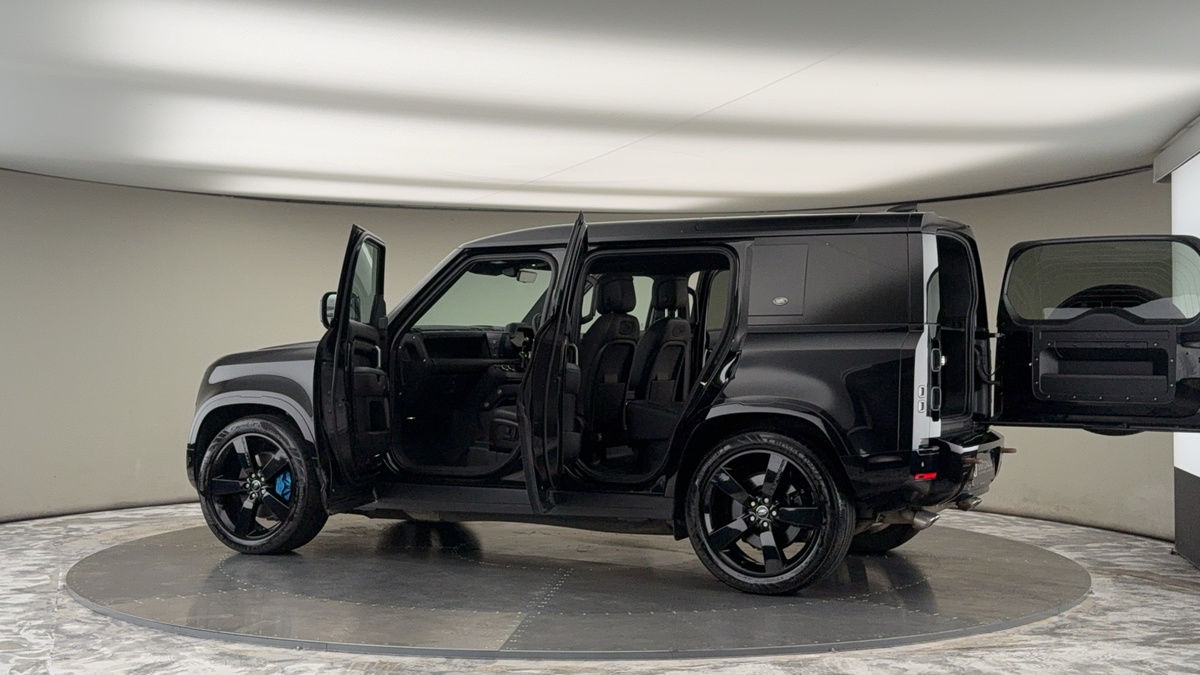 Land Rover Defender 110 Image 10
