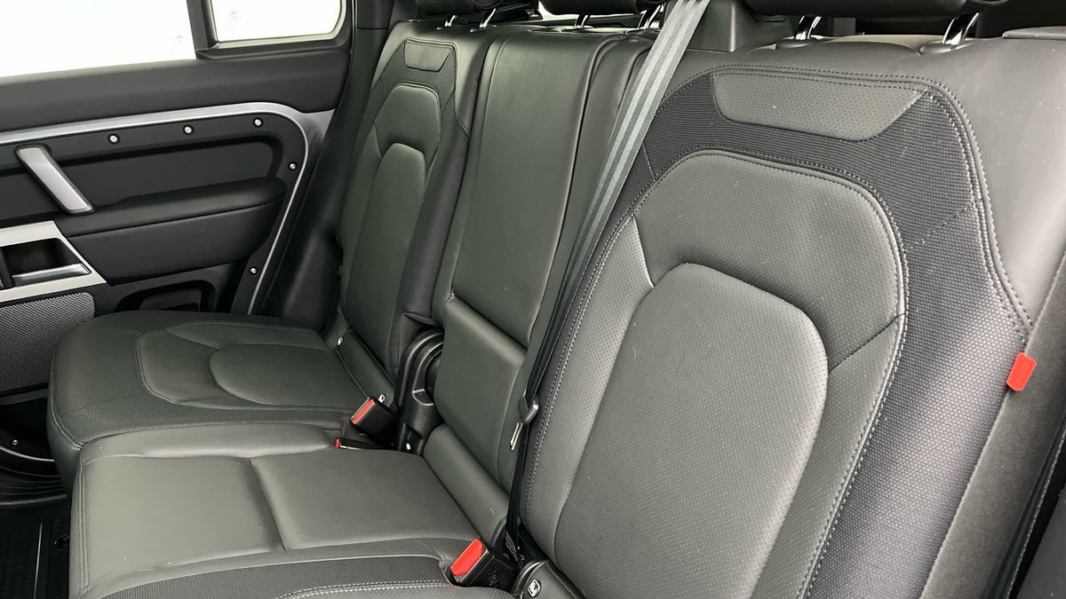 Land Rover Defender 110 Image 8