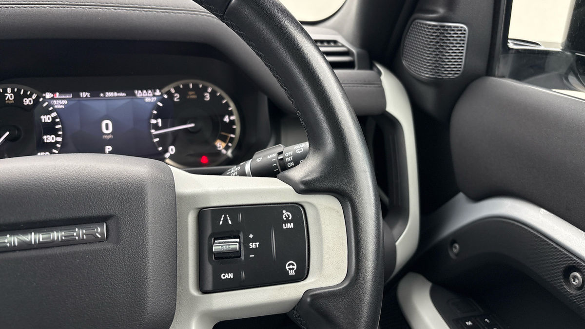 Land Rover Defender 90 Image 14