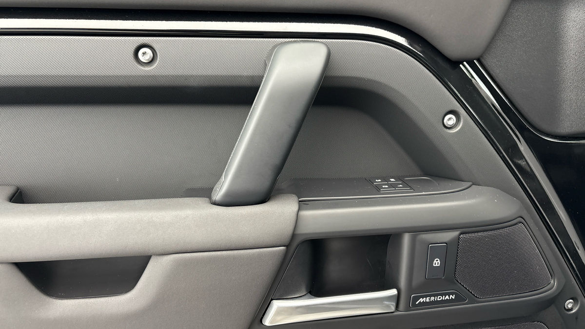 Land Rover Defender 110 Image 19