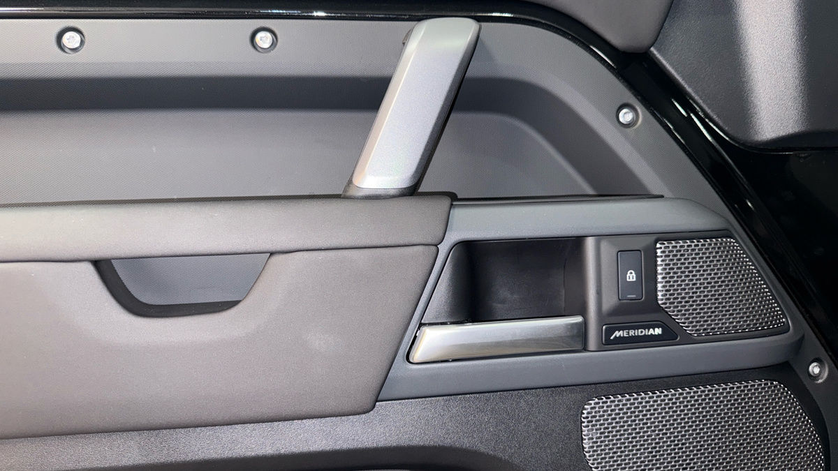 Land Rover Defender 110 Urban Image 38