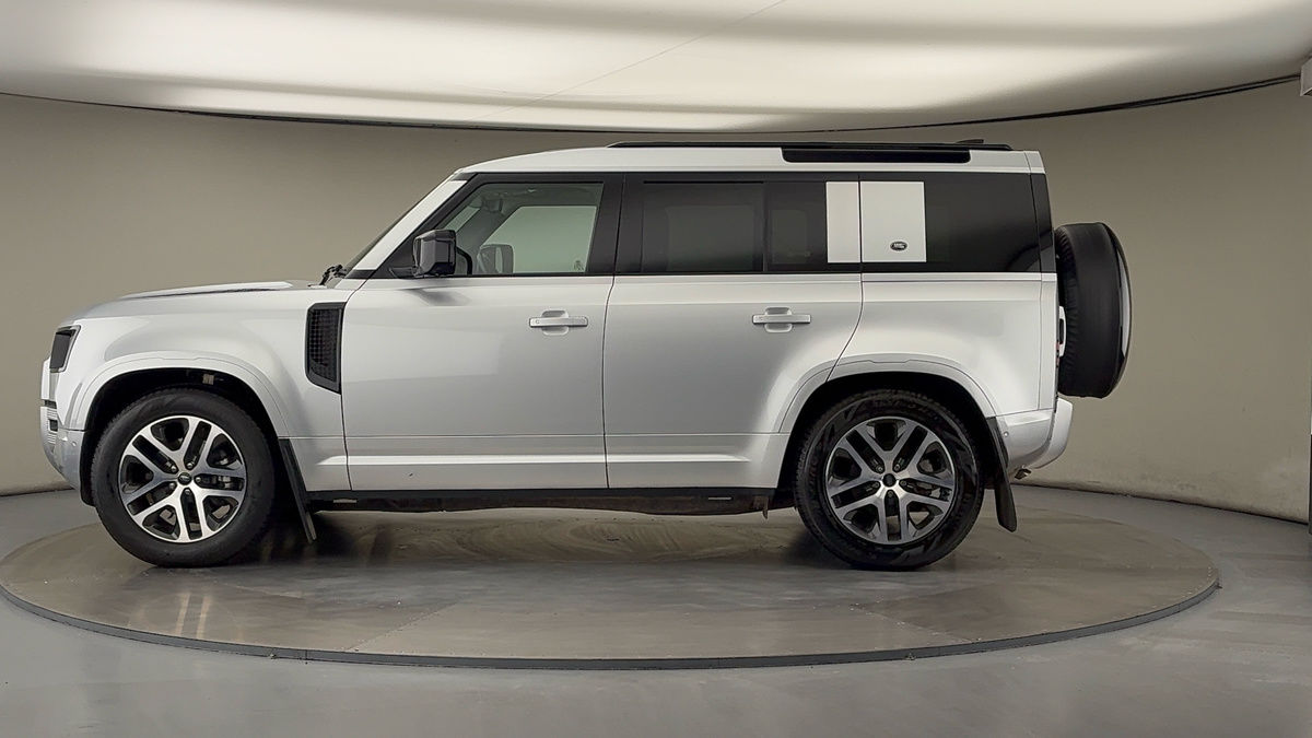 Land Rover Defender 110 Image 15