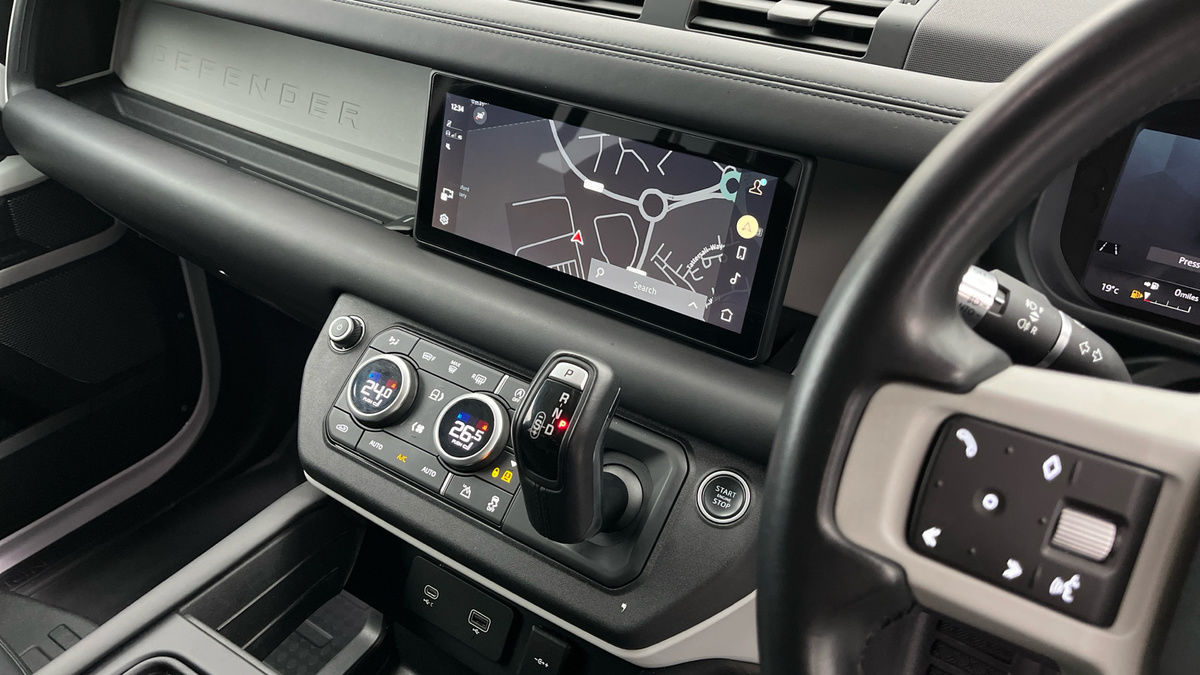 Land Rover Defender 110 Image 18